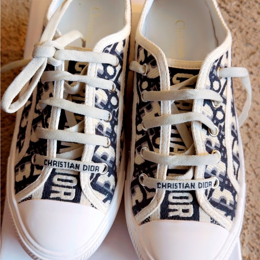 Cute sneakers with pretty logo